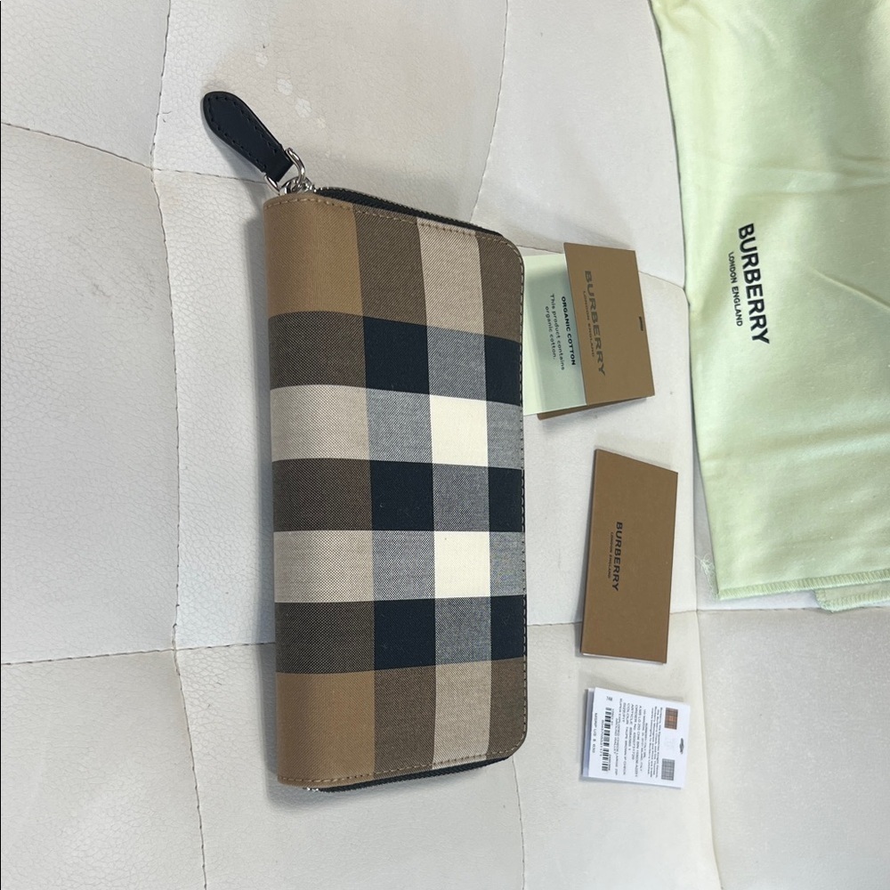 Burberry Tan and Pink Wallet Luxurious Accessory - Picture 2 of 4